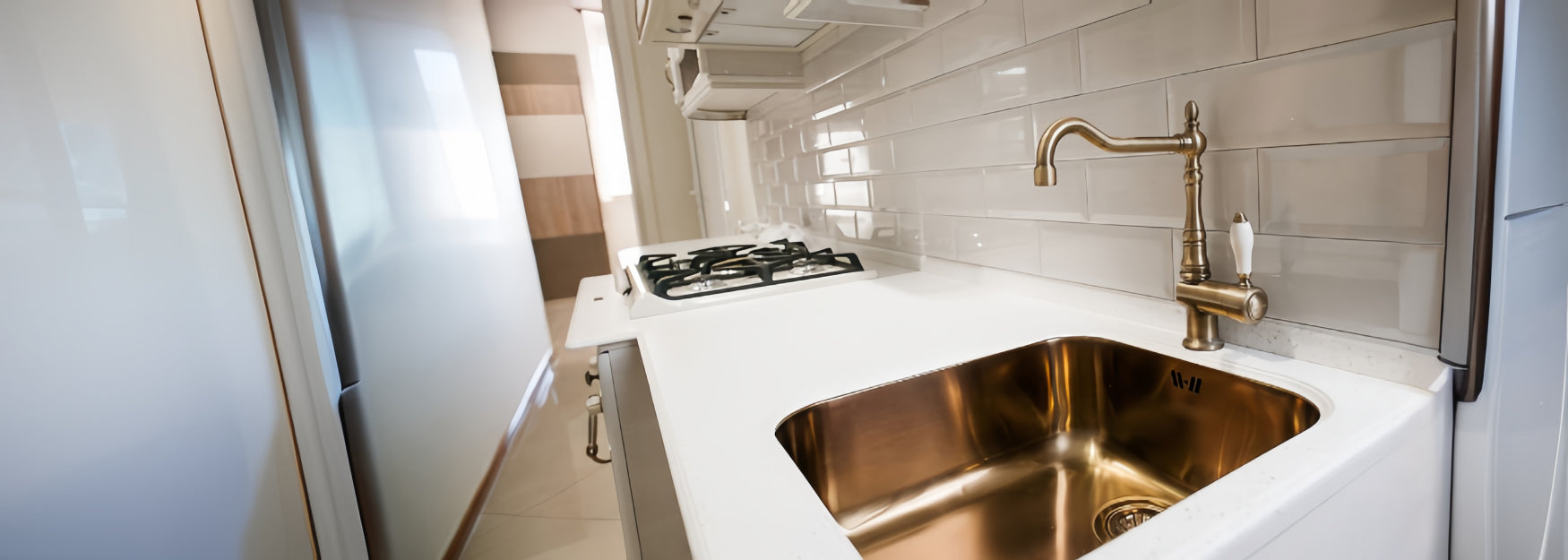 A single handle faucet with an average size kitchen sink below it