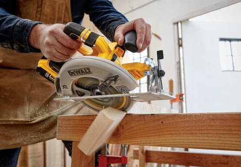 Dewalt dcs570p1 20v max cordless circular saw top kit