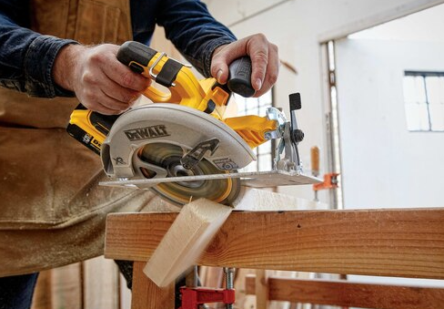 Dewalt DCS570P1 20V MAX* XR® Brushless Cordless 7-1/4 in. Circular Saw Kit - NYDIRECT